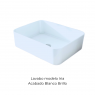 Muebles de baño con lavabo blanco sobre encimera