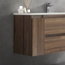 móvel de casa de banho com lavatório sobre bancada de madeira